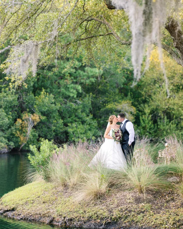 We loved the mix of deep purples, plums, violets, reds, and maroons in this design for E + M this month! 💜💍

What color scheme do you prefer for a wedding in the Fall Season? Comment your favorite below:
Burnt Oranges, Whites, Greens 🍁
Purples, Plums, Reds, Creams 🌹

Venue: @hartmeadowsranch 
Planner Design Florals: @jujuleeevents 
Photo: @charlestonphotoart 
Bar: @behindthebarcharlotte